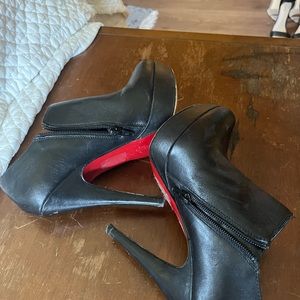 Closed toe high heel shoe